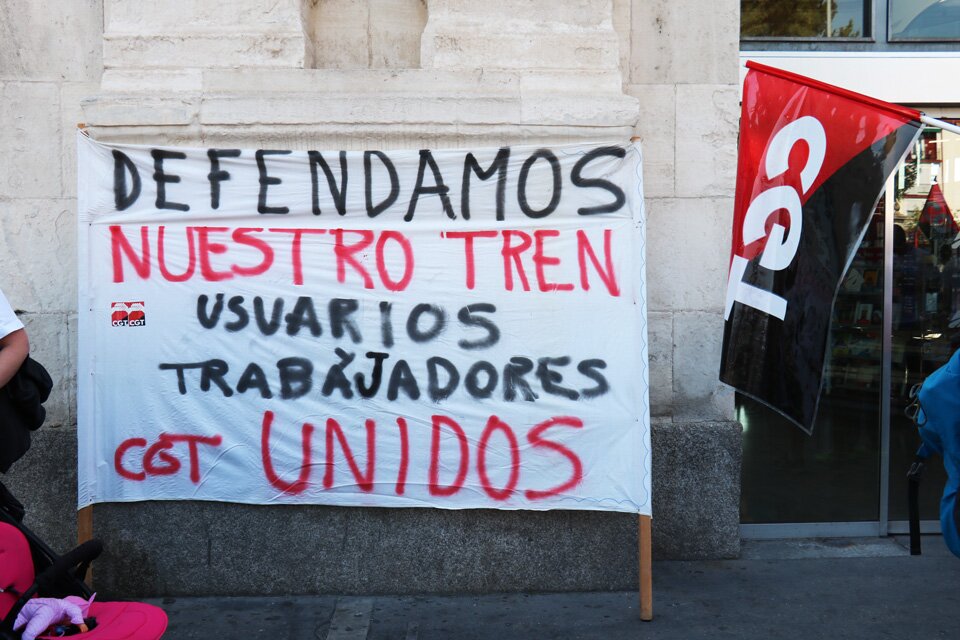 CGT denuncia que el “AVE derroche” es la vía contraria a la lucha contra el cambio climático convocando paros en Adif y Renfe Pancarta durante una concentración de CGT. FOTO: Jorge Ovelleiro