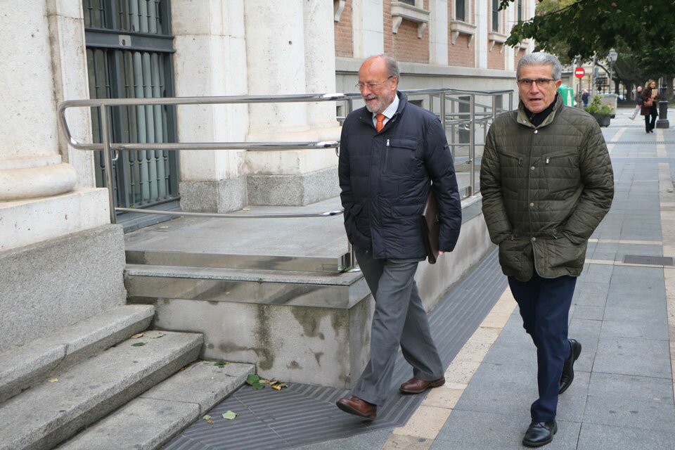 La federación vecinal Antonio Machado pide al Pleno reprobar al equipo de Gobierno del PP que permitió manipular el PGOU Javier León de la Riva y Manuel Sánchez a su llegada a la Audiencia para declarar como testigos en el caso PGOU. Foto: Gaspar Francés