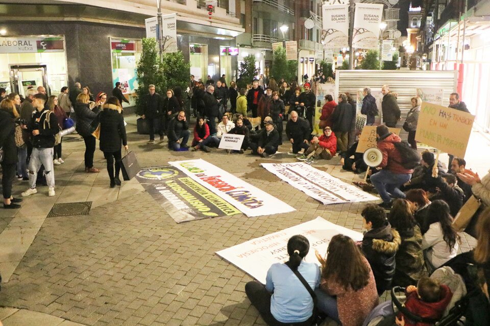 Sentada en Valladolid contra la “hipocresía climática” durante el Black Friday Sentada en la calle Santiago esta tarde. FOTO: Gaspar Francés