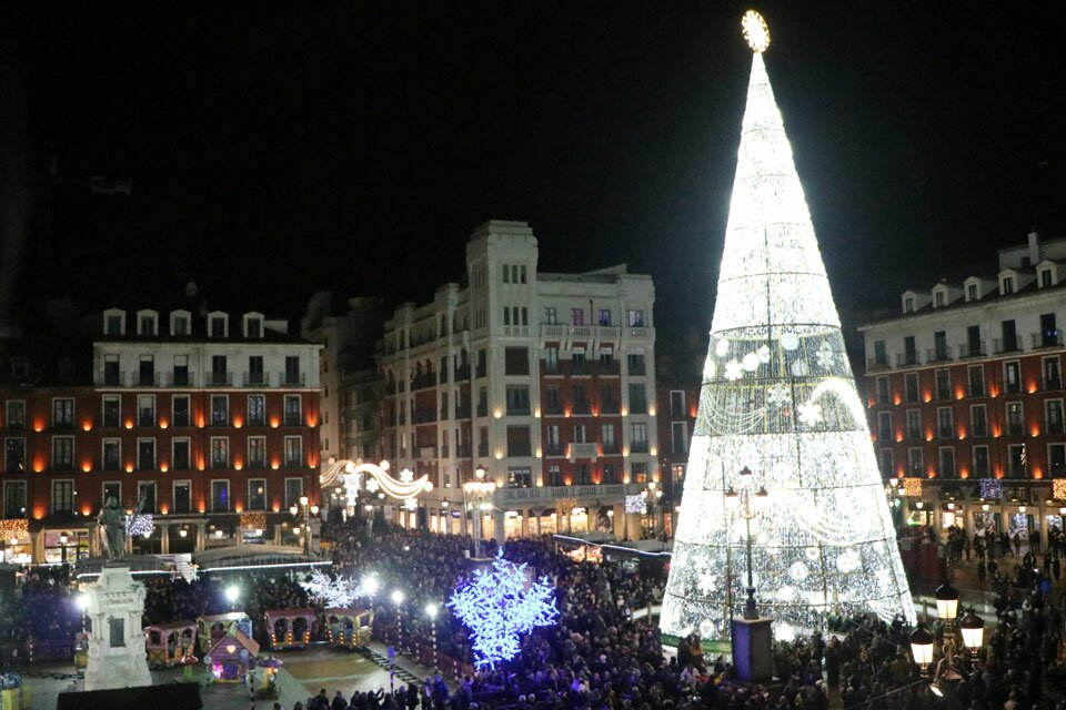 Valladolid inaugura la iluminación navideña “más elegante de España y probablemente de Europa” Arbol navideño en la Plaza Mayor de Valladolid. FOTO: ÚC