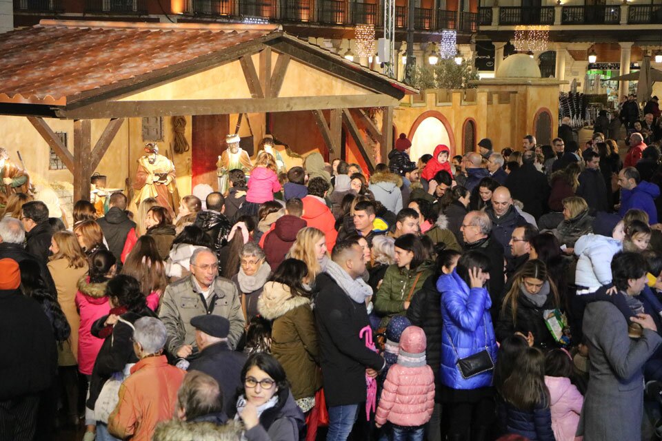 El Ayuntamiento presenta su programa de talleres navideños para peques Decoración navideña de la Plaza Mayor de Valladolid. FOTO: Gaspar Francés