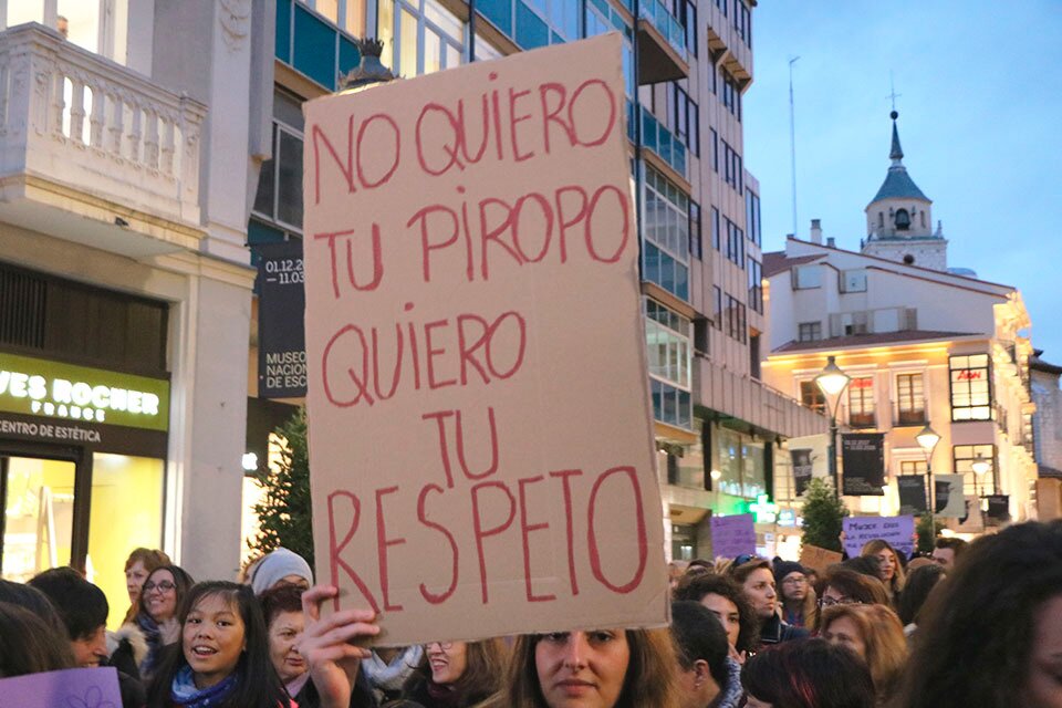 Taller para hombres enfocado a “transitar el cambio” a una masculinidad consciente e igualitaria Cartel durante una manifestación feminista en Valladolid. FOTO: Gaspar Francés