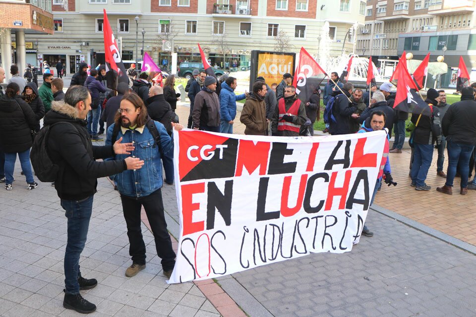 CGT sale de ruta contra el declive de las condiciones laborales, el “expolio” y el “mamoneo” Concentración de CGT en la plaza de Madrid. FOTO: Gaspar Francés