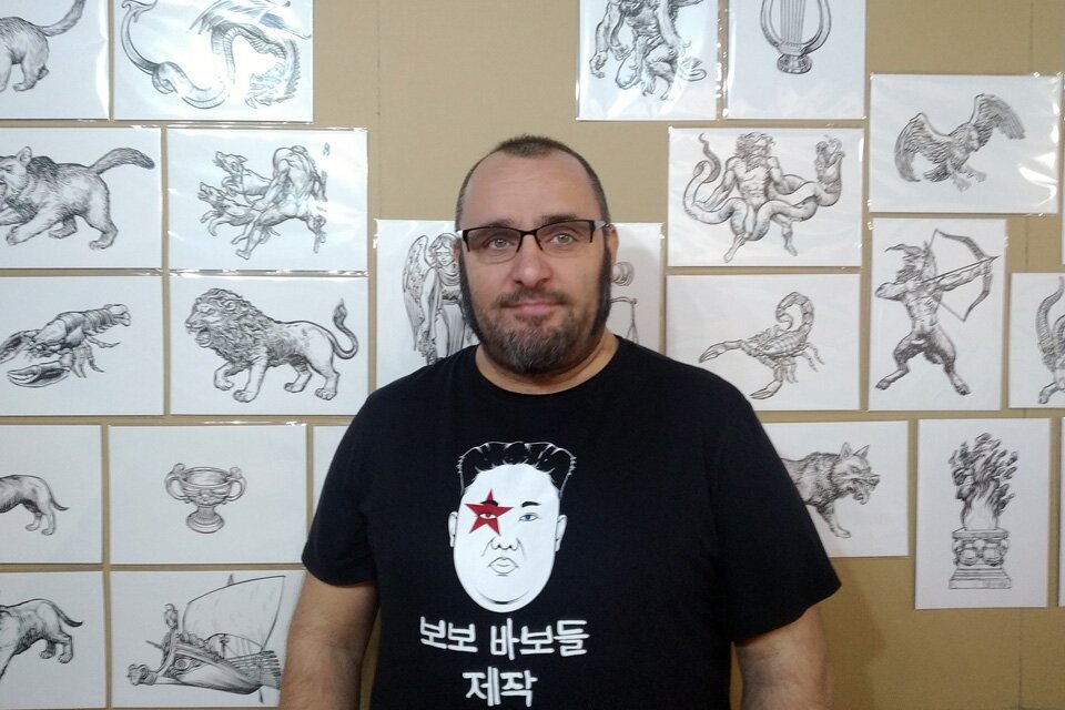 Jorge Consuegra dibuja “Otra historia del arte y otras historias” en La Fontanería Jorge Consuegra frente a sus dibujos. FOTO: LA Fontanería