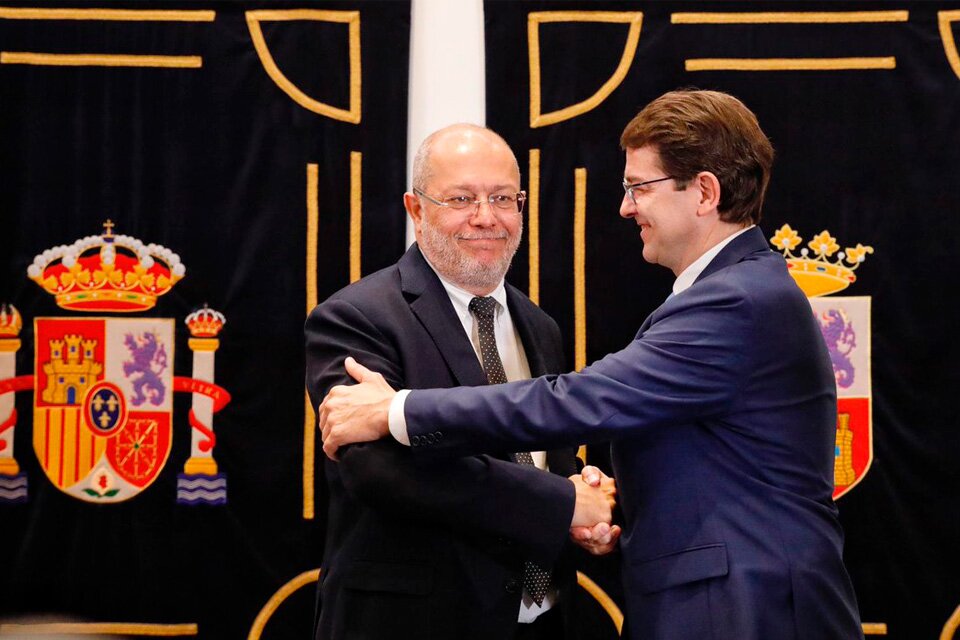 Absuelto el vicepresidente de la Junta de un delito leve de amenazas a otro militante durante las primarias de Ciudadanos El vicepresidente Francisco Igea junto al presidente de la Junta Alfonso Fernández Mañueco