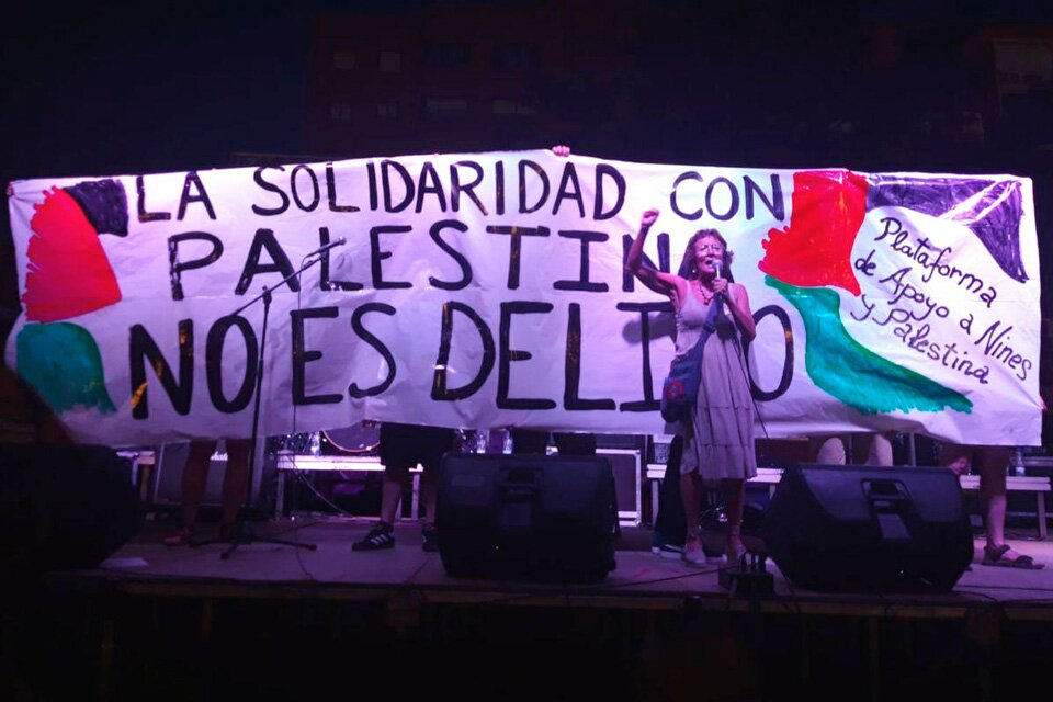 Solidaridad en Valladolid con las encausadas por la Audiencia Nacional acusadas de terrorismo por ayudar a Palestina Nines Maestro durante un acto solidario. FOTO: Plataforma de apoyo a Nines y Palestina