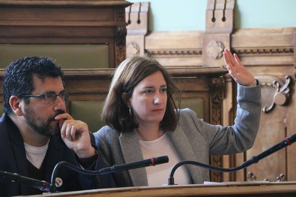 Valladolid asume el reto de descarbonizar el 100% de la edificación residencial en 2050 La portavoz de Valladolid Toma la Palabra, María Sánchez, vota una de las mociones del pleno. Foto: Gaspar Francés