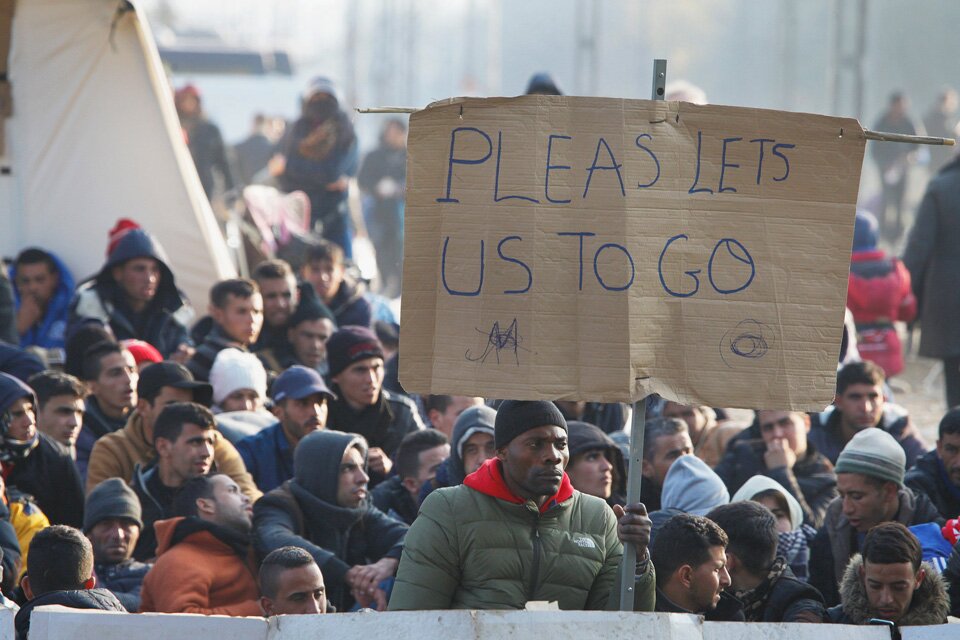 El Colectivo Indignado organiza una recogida de productos de extrema necesidad para las personas refugiadas en Lesbos Refugiados en la frontera entre Macedonia y Grecia. FOTO: Steve Evans