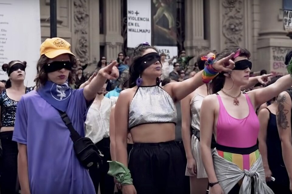 Activistas feministas representarán en Valladolid el himno chileno contras los feminicidios ‘Un violador en tu camino’ de Las Tesis Representación de la performance "Un violador en tu camino" del colectivo Las Tesis. CAPTURA: NOA (Nosotras Audiovisuales)